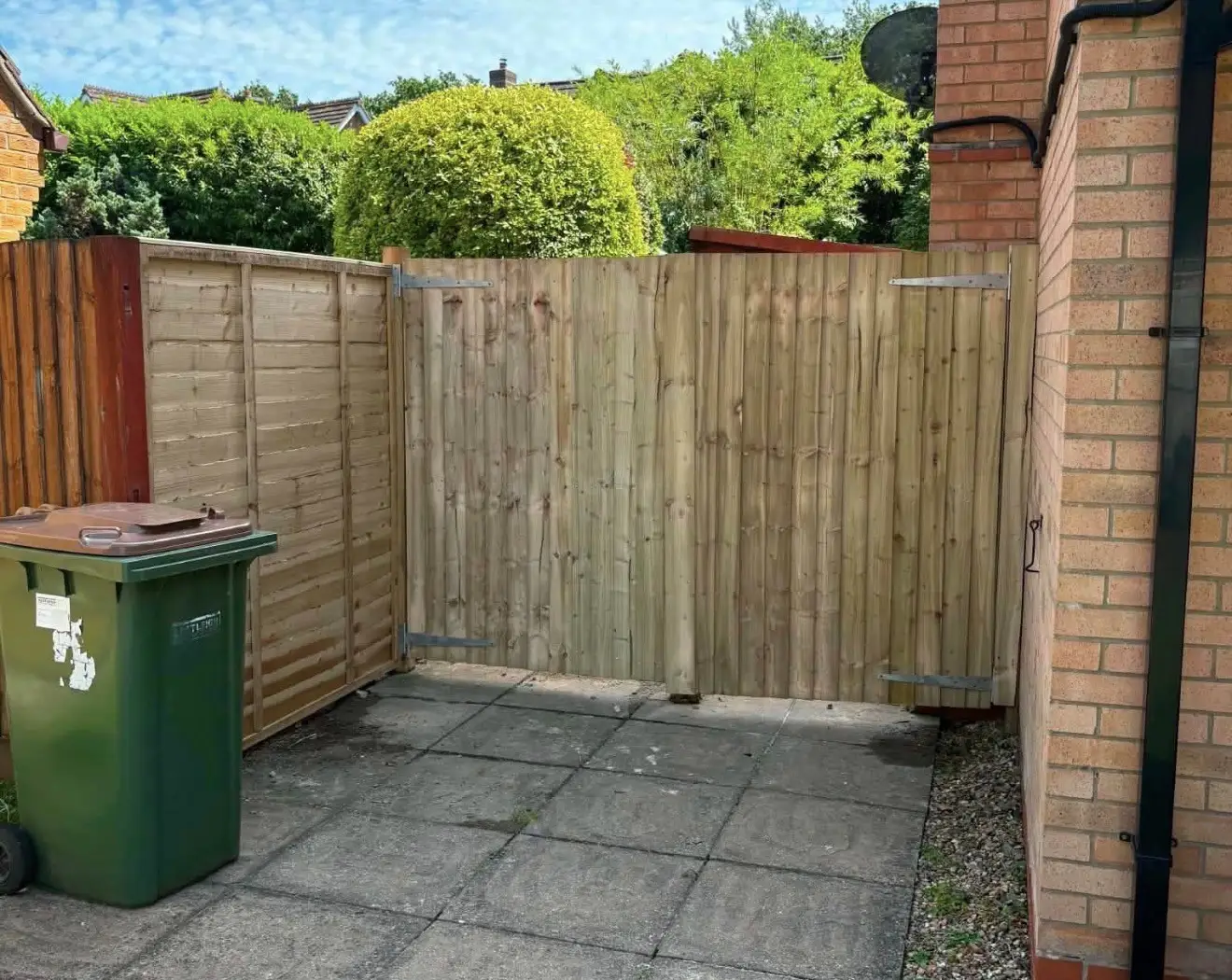 Fence panels alongside a paved side return