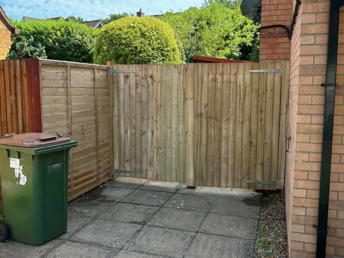 Fence panels alongside a paved side return